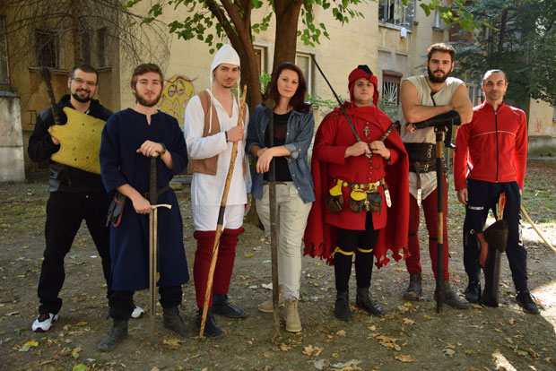 Носе лендонијер, брејсер и чизме које сами шију, сами праве оклопе и кују мачеве и буздоване: Они су дружина Црни медвед из Јагодине и негују витештво